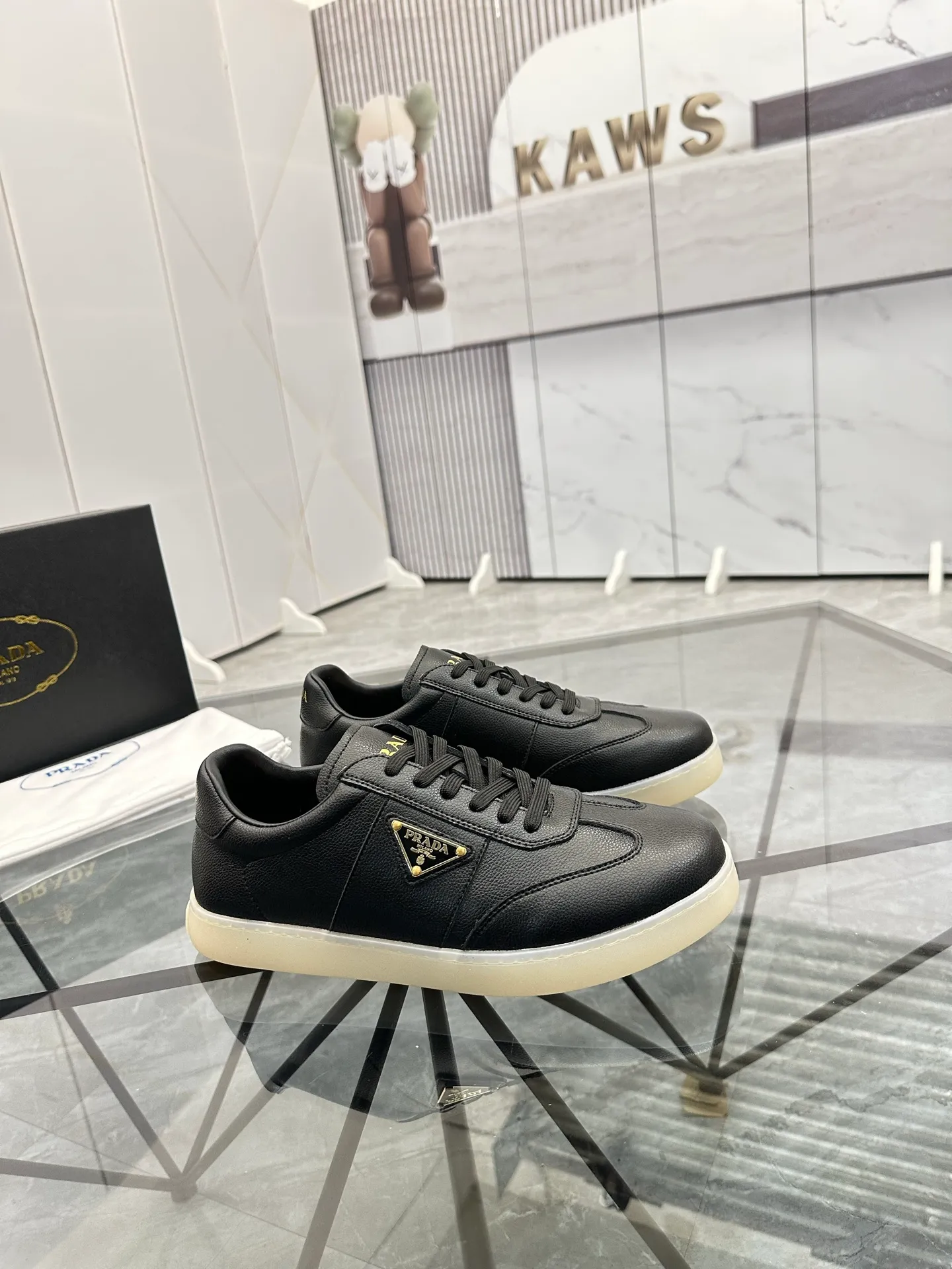 Men's shoes: 💰P400¥ Product trademark: Prada *"Prada*" low-top casual shoes Regular size: 38-44 (can be customized to 45) Product materials: imported cowhide upper, sheepskin lining, original outsole. Number: 020